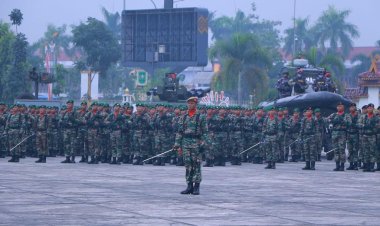Pj Wali Kota Pekanbaru Saksikan Parade dan Defile Pasukan TNI - Polri Di Halaman Kantor Gubernur Provinsi Riau
