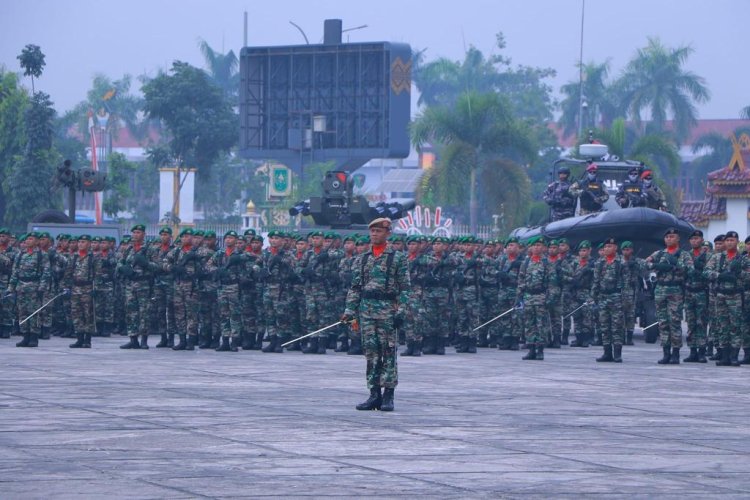 Pj Wali Kota Pekanbaru Saksikan Parade dan Defile Pasukan TNI - Polri Di Halaman Kantor Gubernur Provinsi Riau
