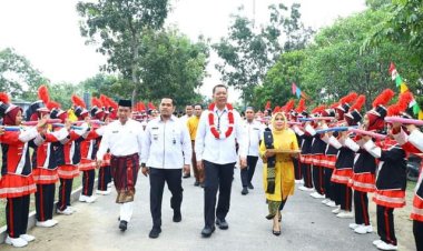 Sekdako Pekanbaru Buka Gebyar Hari Guru Nasional dan HUT ke-78 PGRI di Tenayan Raya