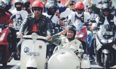Tiba Dipekanbaru, Cawapres 03 Mahfud MD Diajak Naik Vespa Menuju Hotel