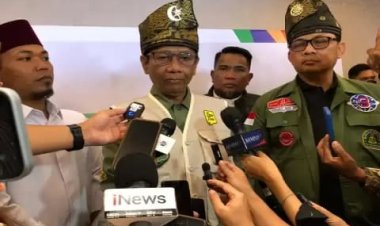 Resmikan Bazar UMKM Di Kota Pekanbaru, Cawapres Mahfud MD Menggunakan Tanjak Melayu