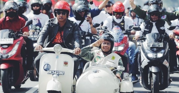 Tiba Dipekanbaru, Cawapres 03 Mahfud MD Diajak Naik Vespa Menuju Hotel