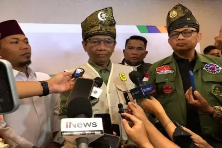 Resmikan Bazar UMKM Di Kota Pekanbaru, Cawapres Mahfud MD Menggunakan Tanjak Melayu