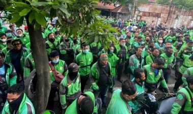 Tak Terima Rekan Kerja Dianiaya Gunakan Sajam, Rombongan Ojol Amuk Masa Juru Parkir Dipekanbaru