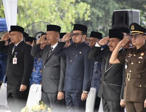 Wakil Ketua DPRD Kota Pekanbaru Ginda Burnama MT saat mengikuti upacara