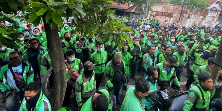 Tak Terima Rekan Kerja Dianiaya Gunakan Sajam, Rombongan Ojol Amuk Masa Juru Parkir Dipekanbaru