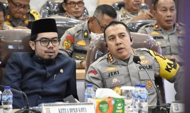 Wakil Ketua DPRD Kota Pekanbaru Ginda Burnama MT, hadir mengikuti rapat koordinasi penyelesaian permasalahan banjir secara virtual.