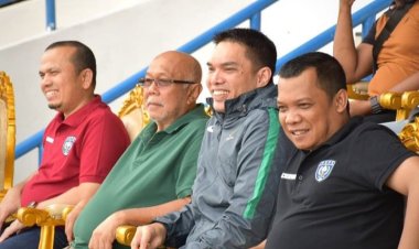 Bersama Pj Walikota Pekanbaru Muflihun, Ketua DPRD Pekanbaru M Sabarudi menyaksikan pertandingan sepak bola