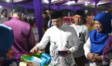 Sabarudi saat menyempatkan diri melihat UMKM yang berjualan saat MTQ berlangsung