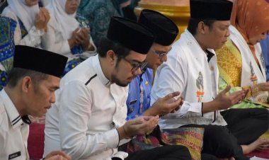 Wakil Ketua DPRD Pekanbaru Ginda Burnama ST MT tampak sedang berdoa bersama undangan yang hadir