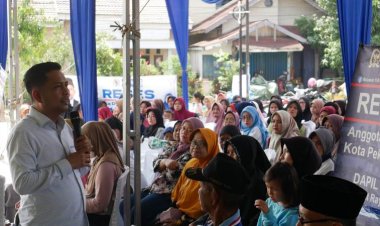 Tengku Azwendi tampak menjawab aspirasi warga yang masuk.