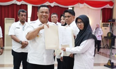 Penantian panjang Akhirnya Terwujud, PJ Gubernur Riau Serahkan 569 SK Kepada PPPK