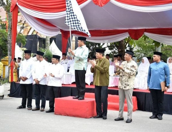 Mendamping Pj Walikota, Ketua DPRD Kota Pekanbaru Muhammad Sabarudi ikut melihat pelepasan rombongan pawai taaruf