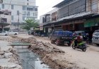 Perbaikan Drainase Tak Kunjung Selesai, Jalan Mutiara Kota Pekanbaru Rusak Parah