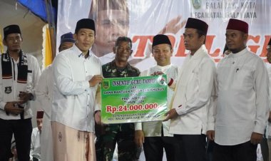 Tak Terlihat Perwakilan Dinas PMD Riau, UAS Bersama Abdul Wahid Serahkan Insentif Guru Tahfiz  di Rohil