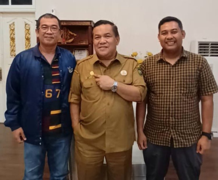 Berkontribusi Nyata Untuk Dunia Jurnalistik, PWI Riau sematkan PIN Emas Kepada SF Hariyanto