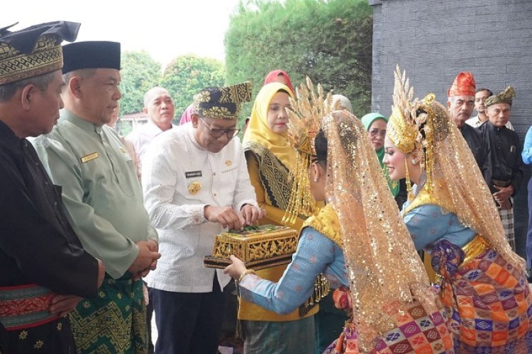 Tiba Dipekanbaru, PJ Gubernur Riau Rahman Hadi Sholat Jum'at Di Mesjid Raya An-Nur