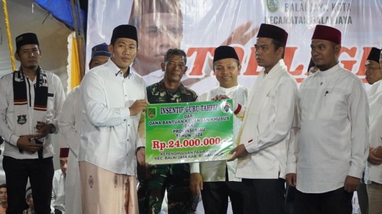 Tak Terlihat Perwakilan Dinas PMD Riau, UAS Bersama Abdul Wahid Serahkan Insentif Guru Tahfiz  di Rohil