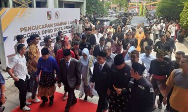 Diiringi Lantunan Kompang, Orang Tua dan Anak Resmi Menjadi Anggota DPRD Kota Pekanbaru Periode 2024 - 2029