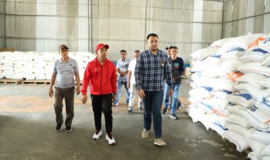Tinjau Gudang Bulog, PJ Bupati Inhil Pastikan Ketersediaan Pangan Cukup Dalam 3 Bulan Kedepan