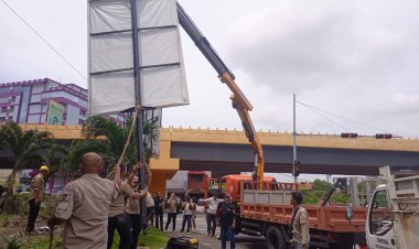 Dalam Rangka Meningkatkan PAD Kota Pekanbaru, Bapenda Tertibkan Tiang Reklame Ilegal Dan Habis Masa Tayang
