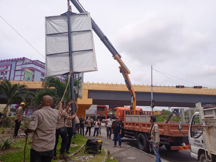 Dalam Rangka Meningkatkan PAD Kota Pekanbaru, Bapenda Tertibkan Tiang Reklame Ilegal Dan Habis Masa Tayang