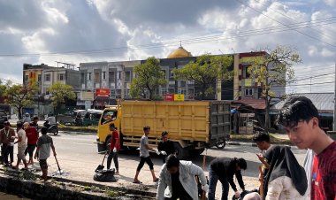 Implementasikan Nilai Dasar Organisasi, PMII Kota Pekanbaru Lakukan Aksi Bersih Bersih Selokan Jalan HR Soebrantas