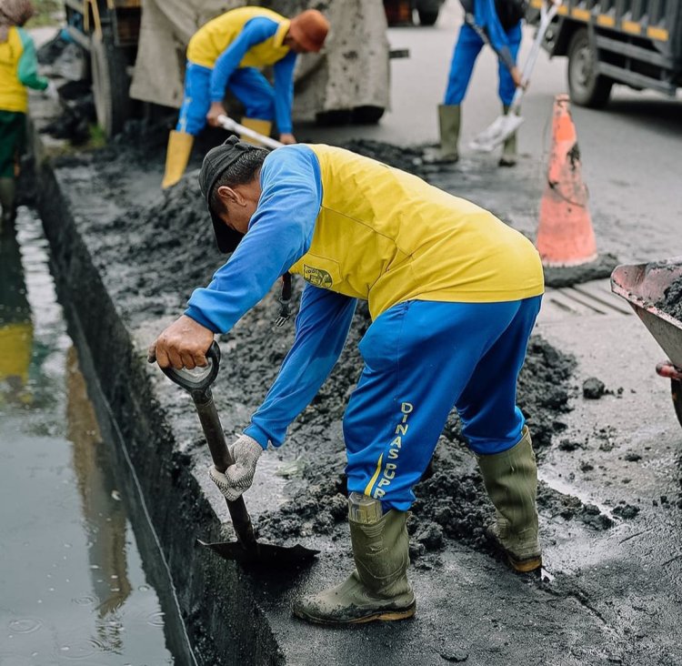 Antisipasi Banjir Di Musim Penghujan, Dinas PUPR Kota Pekanbaru Intruksikan Pasukan Kuning Untuk Rutin Bersihkan Drainase