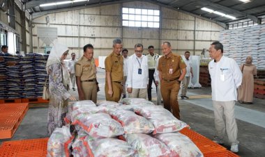 Kunjungi Gudang Bulog, Pj Sekda Riau Pastikan Stok Bahan Pokok Cukup Untuk 5 Bulan Kedepan