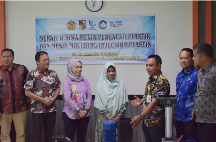 Hasil Kolaborasi Sejumlah Pihak, BPP Pekanbaru Berikan Alat Pengelolaan Sampah Kepada UMKM