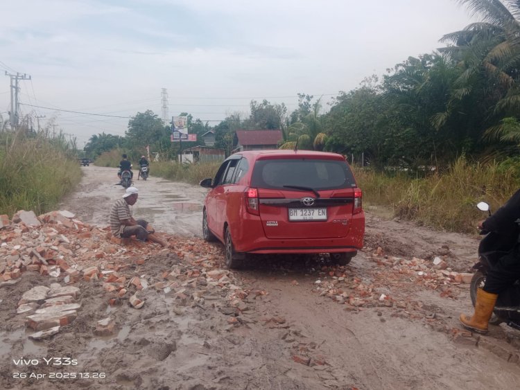 Pemko Pekanbaru Dianggap Hanya Pencitraan Belaka, Masyarakat Tuah Madani Akhirnya Gotong Royong Perbaiki Jalan UKA