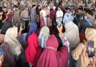 Tuntut Gaji dan THR yang Belum Dibayar Bertahun - Tahun, Puluhan Karyawan PT SSS Demo Kantor Bupati Pelalawan