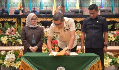 Prioritaskan Pendidikan dan Kesehatan, Pemprov Bersama DPRD Riau Tandatangani Rancangan Awal RPJMD 2025–2029