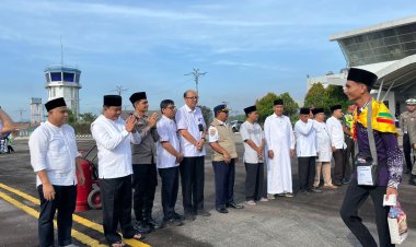 Wakil Bupati Lepas 169 Jemaah Calon Haji Rokan Hulu, Suasana Haru Warnai Keberangkatan Di Bandara Tuanku Tambusai