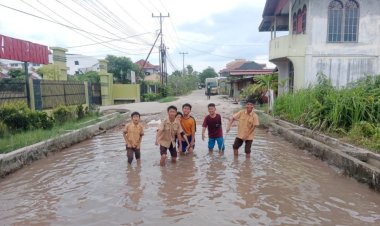 Jalan Teladan Rusak Parah, Warga Pekanbaru Buat Jalan Alternatif Mandiri