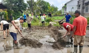 Warga RW 09 Tembilahan Kompak Gotong Royong Bangun Jalan Lorong Trimurti–Permata Hijau