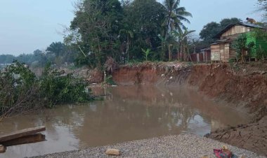 Abrasi Sungai Indragiri Ancam Pemukiman Warga Dan SDN 024 Di Desa Pasir Kemilu