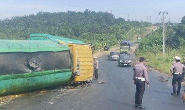 Truk CPO Terguling Di Minas, Satlantas Polres Siak Gerak Cepat Amankan Lokasi Dan Atur Lalu Lintas