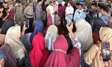 Tuntut Gaji dan THR yang Belum Dibayar Bertahun - Tahun, Puluhan Karyawan PT SSS Demo Kantor Bupati Pelalawan