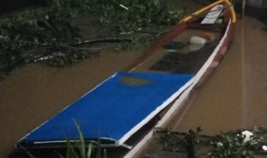 KM JNE Tabrak Pompong Pemancing, Satu Pelajar Hilang Di Parit 16 Tembilahan