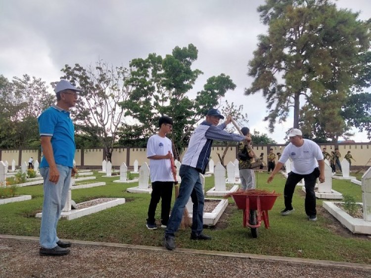 Jelang Hari Raya Trisuci Waisak, Ratusan Umat Buddha Pekanbaru Laksanakan Karya Bakti Di Taman Makam Pahlawan (TMP) Kusuma Dharma