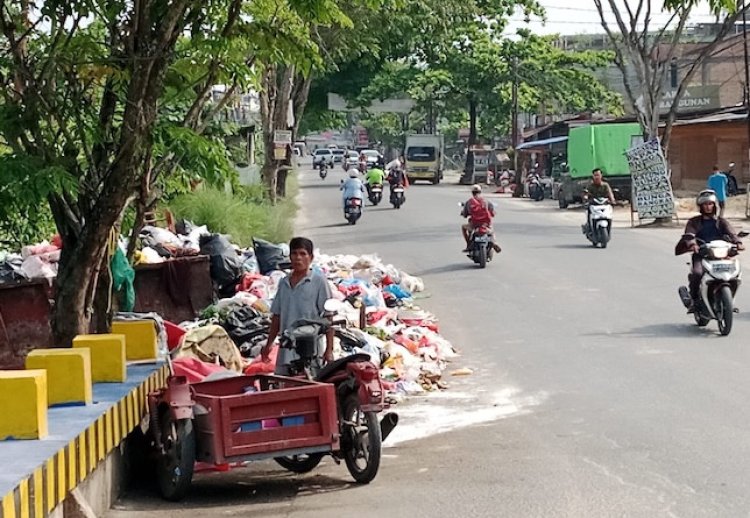 Masalah Sampah Masih Memburuk Di Pekanbaru, Warga Keluhkan Bau Tak Sedap Di Jalan Paus