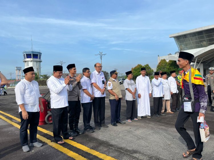 Wakil Bupati Lepas 169 Jemaah Calon Haji Rokan Hulu, Suasana Haru Warnai Keberangkatan Di Bandara Tuanku Tambusai