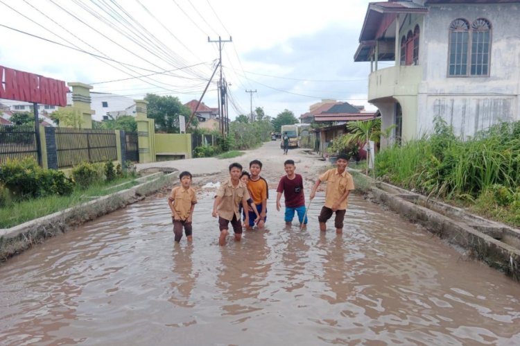 Jalan Teladan Rusak Parah, Warga Pekanbaru Buat Jalan Alternatif Mandiri