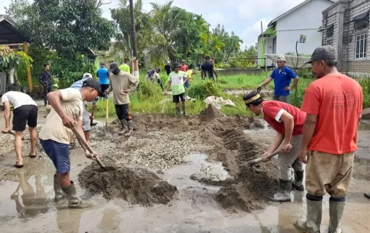 Warga RW 09 Tembilahan Kompak Gotong Royong Bangun Jalan Lorong Trimurti–Permata Hijau