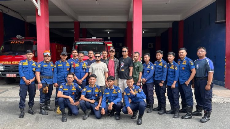 Berkunjung Ke Kantor Damkar Pekanbaru, Panji Petualang Berikan Edukasi Cara Melepas Lilitan Ular Piton