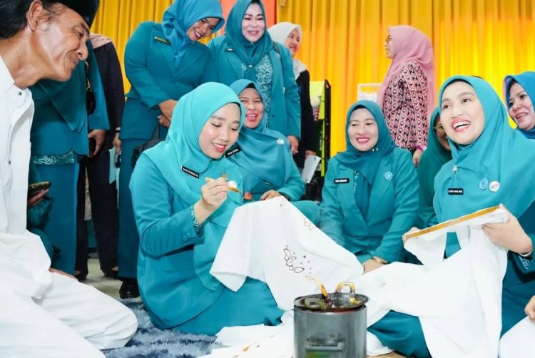 Tingkatkan Pengetahuan Dan Keterampilan, Henny Sasmita Wahid Resmikan Sekolah Lansia Tangguh Di Kabupaten Inhu