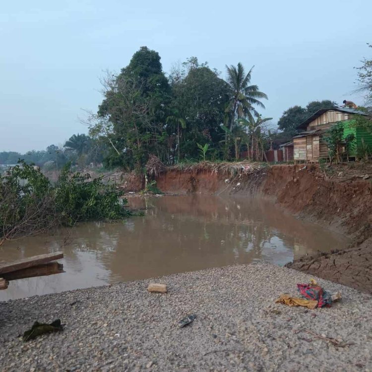 Abrasi Sungai Indragiri Ancam Pemukiman Warga Dan SDN 024 Di Desa Pasir Kemilu