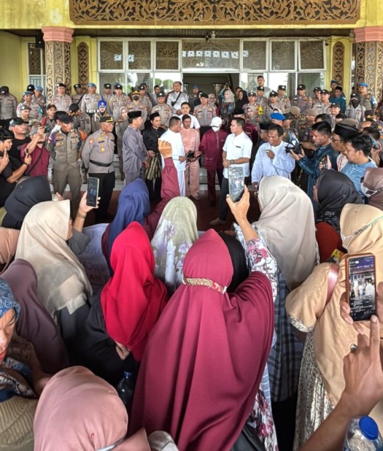 Tuntut Gaji dan THR yang Belum Dibayar Bertahun - Tahun, Puluhan Karyawan PT SSS Demo Kantor Bupati Pelalawan