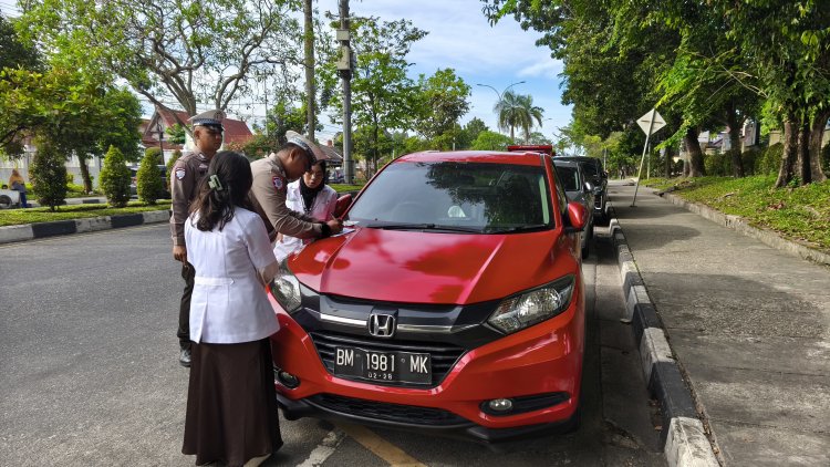 Parkir Sembarangan Di Depan RSUD Arifin Achmad, Ditlantas Polda Riau Tilang Puluhan Kendaraan